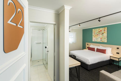 Nightcap at Balaclava Hotel