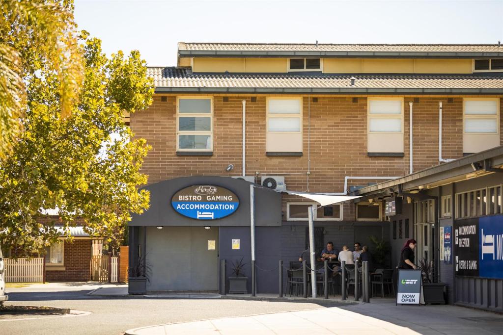 Nightcap at Hendon Hotel