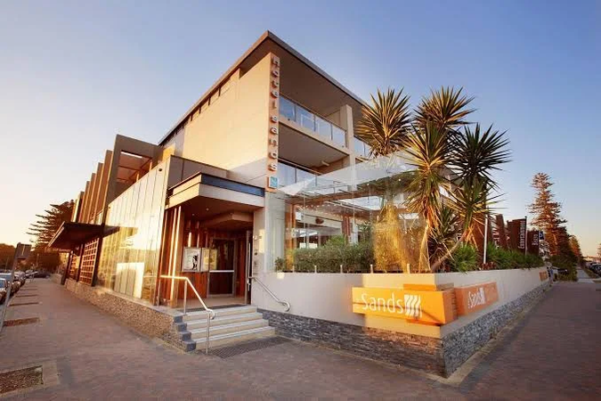 Nightelier Narrabeen (Narrabeen Sands Hotel)